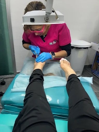 Dra. Antonia atendiendo a un paciente